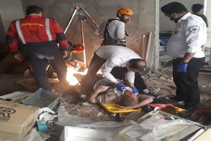آتش نشانان بيرجند مرد را از چاه بيرون آوردند آتش نشانان بيرجند مرد را از چاه بيرون آوردند