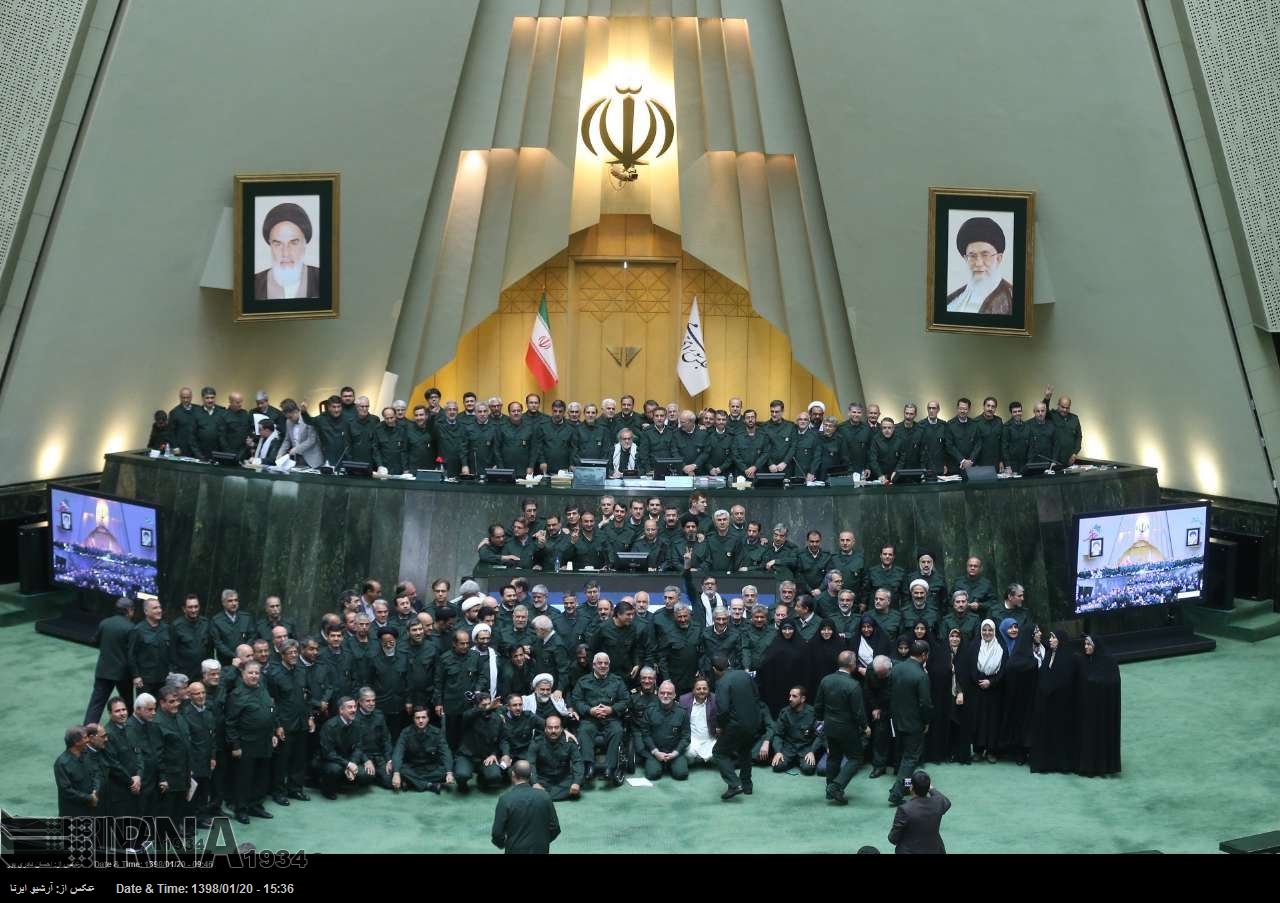 Diputados iraníes acuden uniformados para apoyar el CGRI Diputados iraníes acuden uniformados para apoyar el CGRI