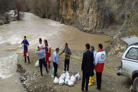 مواد غذايي در روستاي سيل زده مياندوآب توزيع شد