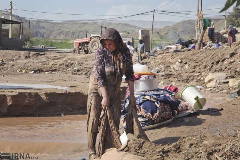 بانوان سیل زده آستین بالا زدند بانوان سیل زده آستین بالا زدند