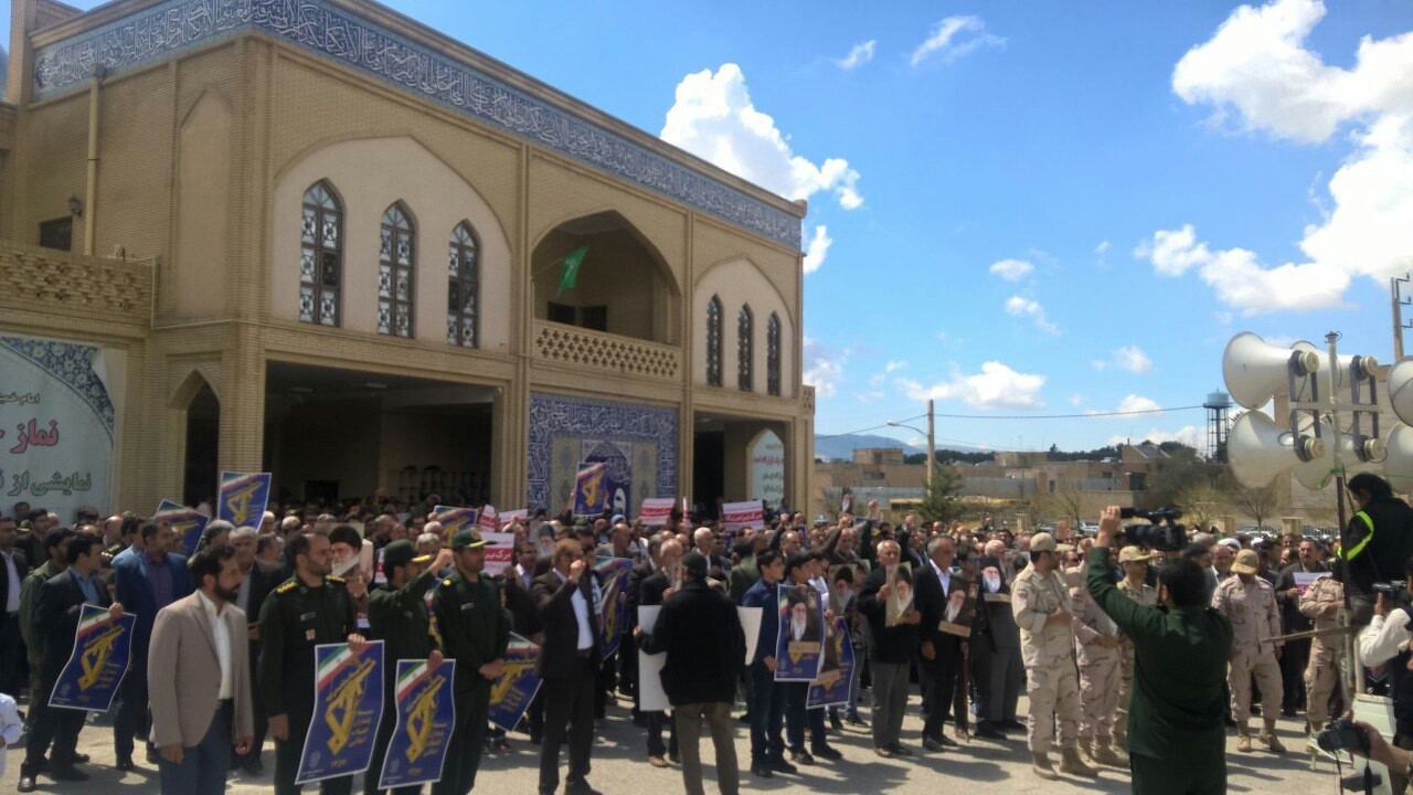 نمازگزاران ايلام حمايتشان از سپاه پاسداران را به نمايش گذاشتند نمازگزاران ايلام حمايتشان از سپاه پاسداران را به نمايش گذاشتند