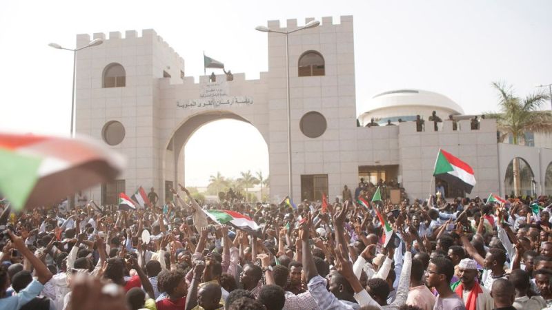 تحولات سودان؛ انقلابي مردمي يا كودتايي نظامي؟