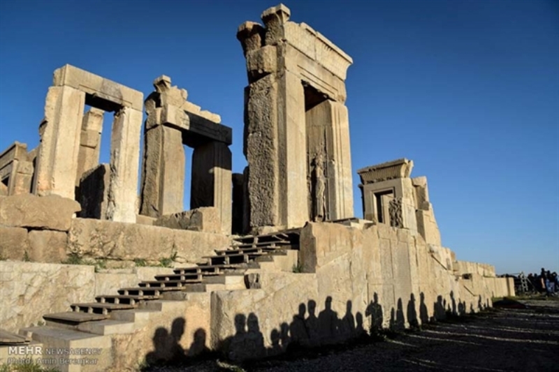 Italian experts to undertake repair works on Takht-e Jamshid Italian experts to undertake repair works on Takht-e Jamshid