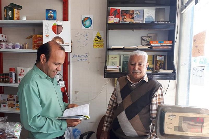 شهروند گچساراني بخشي از فروشگاه خود را كتابخانه كرد شهروند گچساراني بخشي از فروشگاه خود را كتابخانه كرد