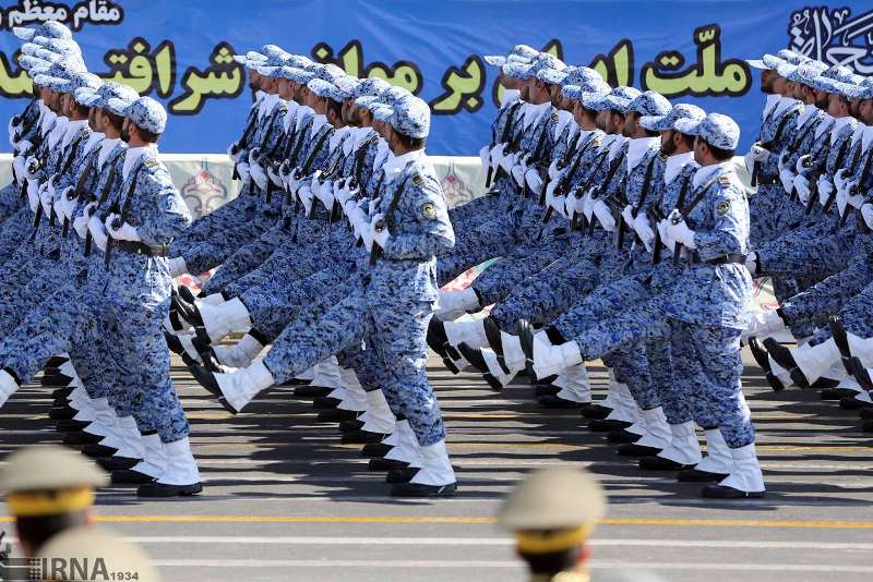 Iran stellt mit riesiger Parade die Macht seiner Armee zur Schau