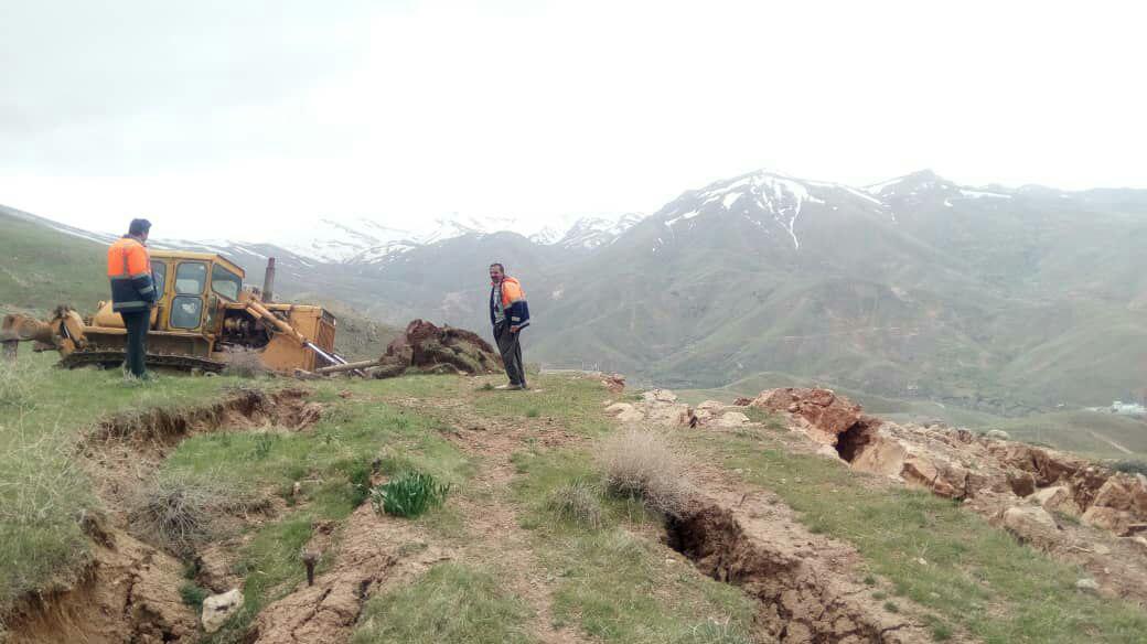 500 مترمكعب خاك برداري در گردنه صلوات آباد سنندج انجام شد