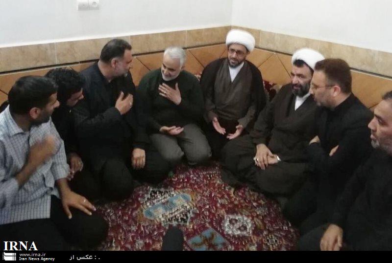 سردار سلیمانی با خانواده شهید مدافع حرم دزفول دیدار كرد سردار سلیمانی با خانواده شهید مدافع حرم دزفول دیدار كرد