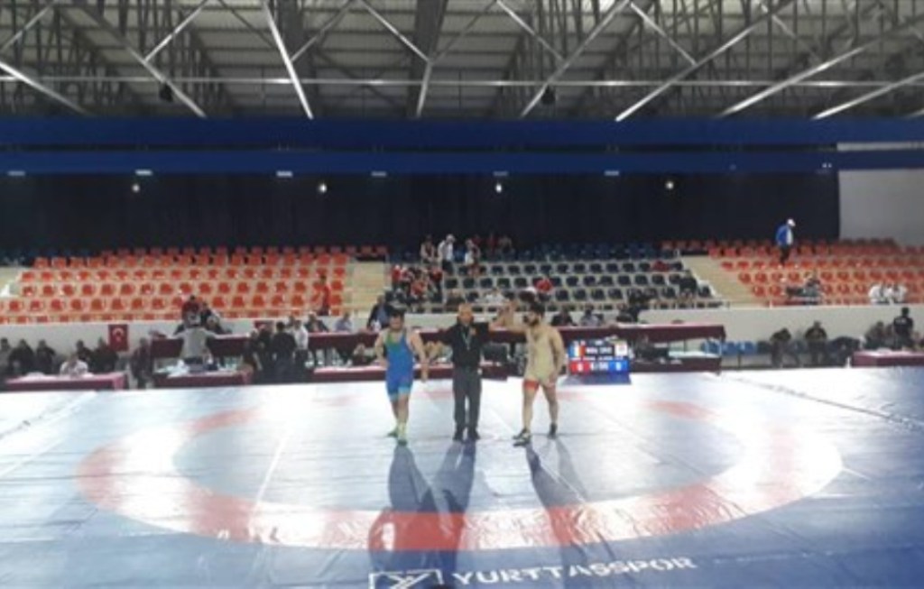 Lutte libre : deux médailles d'or pour l'Iran en Turquie Lutte libre : deux médailles d'or pour l'Iran en Turquie