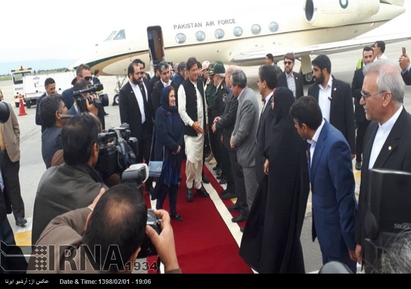 El primer ministro paquistaní inicia su gira a Irán desde Mashhad El primer ministro paquistaní inicia su gira a Irán desde Mashhad