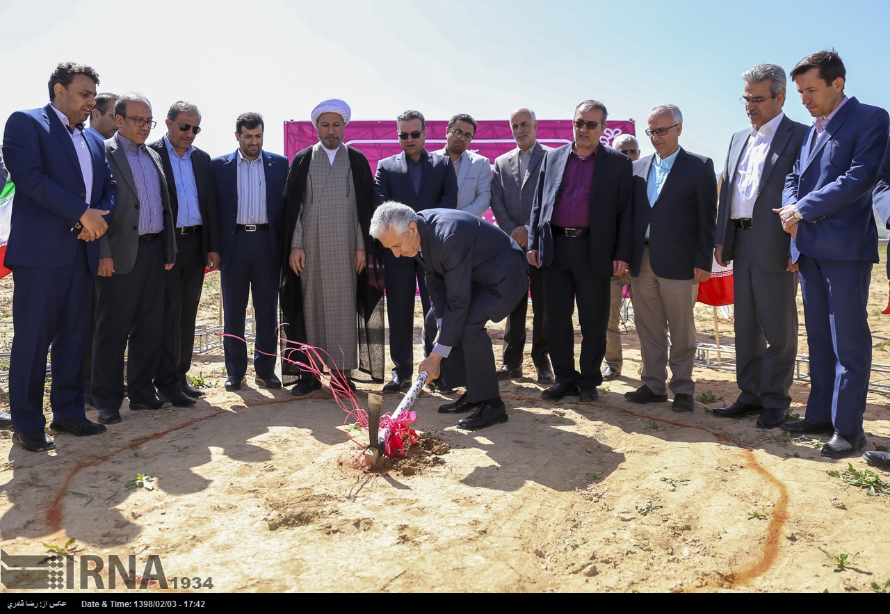 آیین آغاز ساخت نیروگاه خورشیدی دانشگاه شیراز
