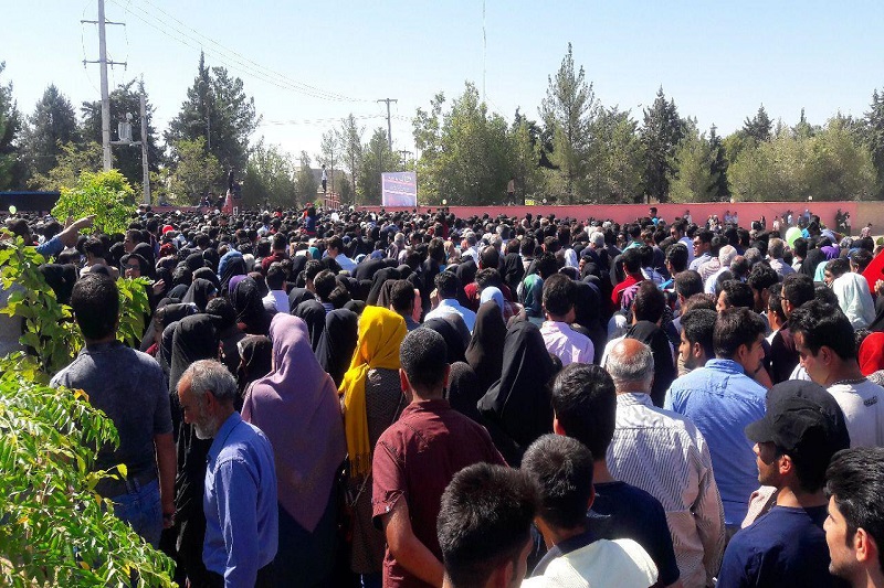 همايش پياده روي خانوادگي در تاكستان برگزار شد همايش پياده روي خانوادگي در تاكستان برگزار شد