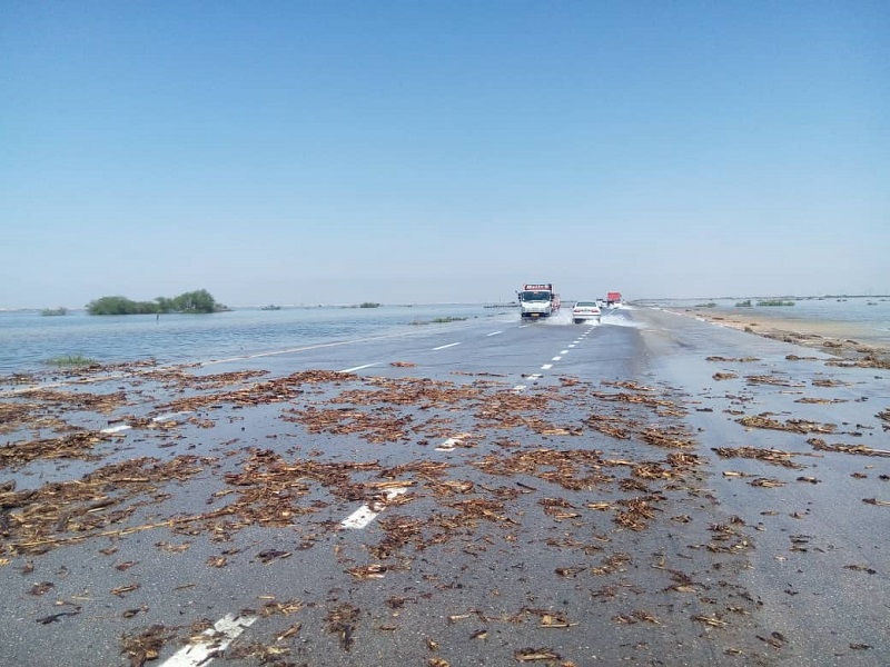 جاده اهواز - آبادان همچنان به دليل سيلاب مسدود است