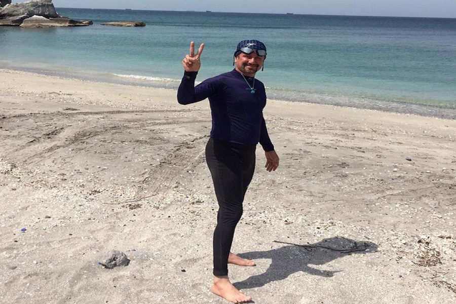 Iranian swimmer swims between Oman, Persian Gulf