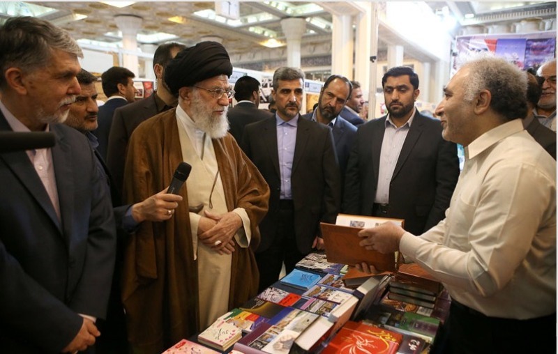 Le Guide suprême visite le Salon du Livre 2019 de Téhéran Le Guide suprême visite le Salon du Livre 2019 de Téhéran