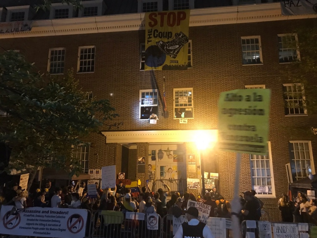 مخالفان جنگ سفارت ونزوئلا در واشنگتن را اشغال كردند