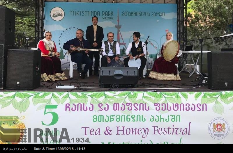Actuación de la banda de música tradicional iraní en el Festival Internacional del Té y la Miel en Tbilisi Actuación de la banda de música tradicional iraní en el Festival Internacional del Té y la Miel en Tbilisi