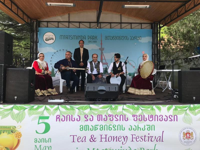 Le Festival géorgien du thé et du miel illuminé par le concert d'un groupe de musique folklorique iranienne Le Festival géorgien du thé et du miel illuminé par le concert d'un groupe de musique folklorique iranienne