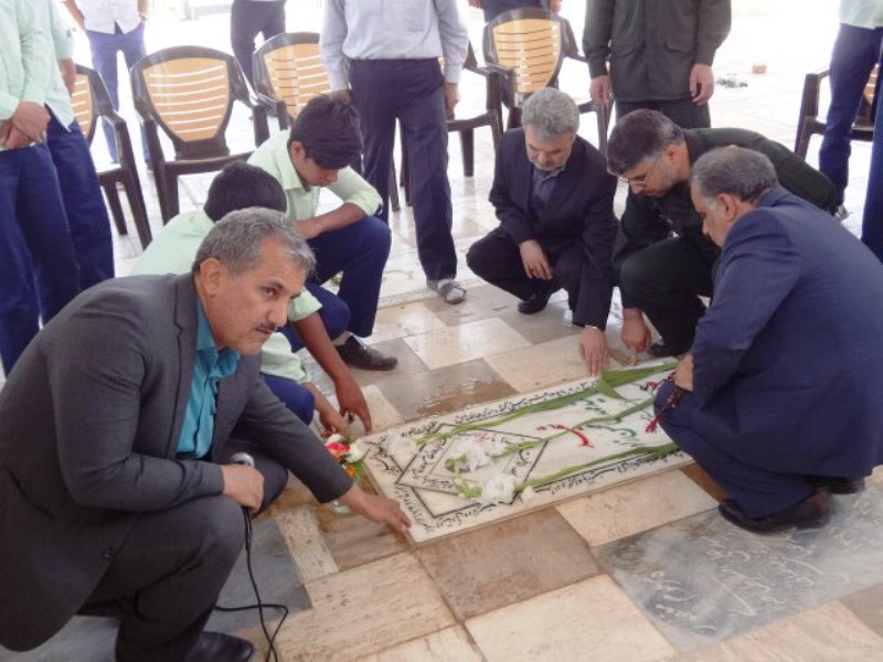 فرهنگيان و دانش آموزان مهريزي، قبور شهدا را گلباران كردند