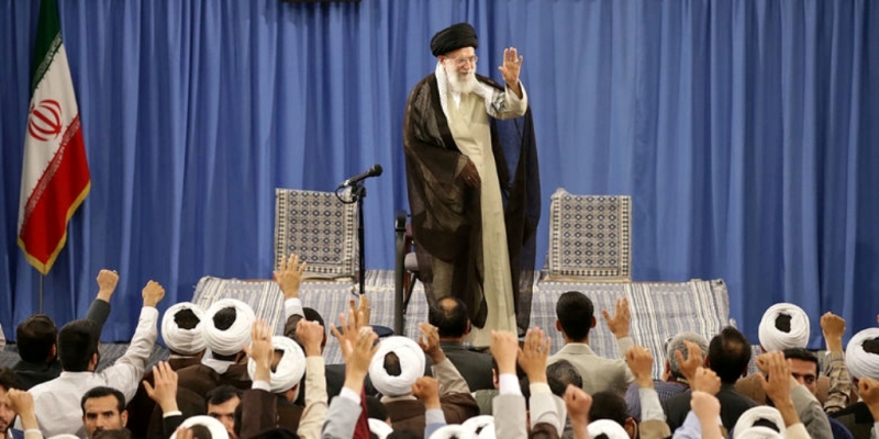 قائد الثورة الاسلامية يستقبل جمعا من طلاب الحوزات العلمية قائد الثورة الاسلامية يستقبل جمعا من طلاب الحوزات العلمية