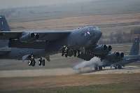 آمريكا : بمب افكن هاي بي -52 وارد پايگاه العديد قطر شد