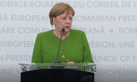 Merkel setzt im Streit über Iran-Abkommen auf Verhandlungen Merkel setzt im Streit über Iran-Abkommen auf Verhandlungen