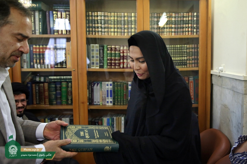 امرأة بوذیة تعلن اسلامها فی المرقد الرضوی المقدس امرأة بوذیة تعلن اسلامها فی المرقد الرضوی المقدس