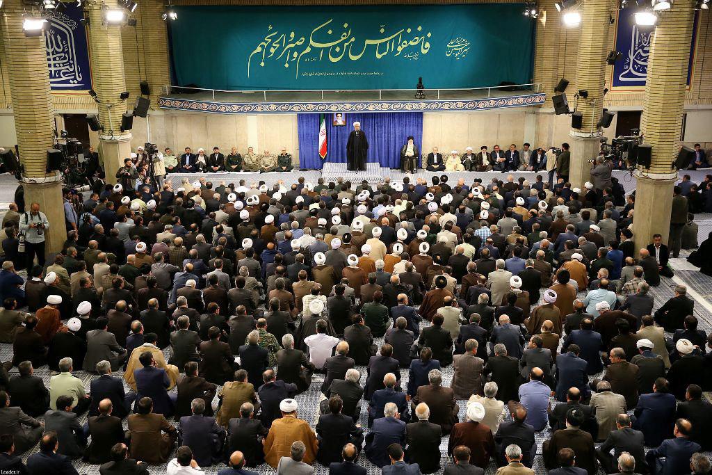 قائد الثورة الإسلامیة یستقبل جمعا من المسؤولین فی البلاد قائد الثورة الإسلامیة یستقبل جمعا من المسؤولین فی البلاد