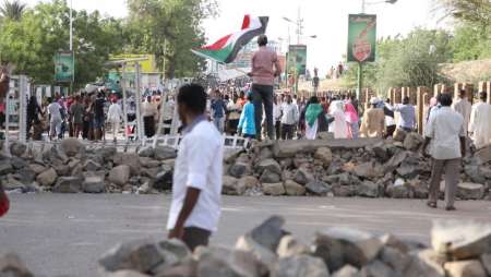 حمله نيروهاي امنيتي به تحصن كنندگان سوداني 14 زخمي برجا گذاشت