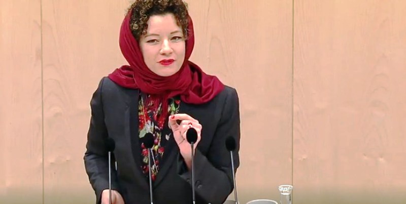 نماینده اتریشی با روسری در پارلمان حاضر شد نماینده اتریشی با روسری در پارلمان حاضر شد