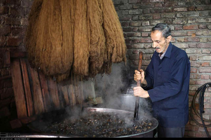 سوسوی چراغ رنگرزی در پستوی بازارچه سنندجی سوسوی چراغ رنگرزی در پستوی بازارچه سنندجی