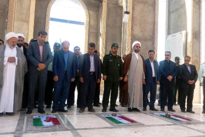 قبر سه شهيد گمنام در مهريز گلباران شد قبر سه شهيد گمنام در مهريز گلباران شد