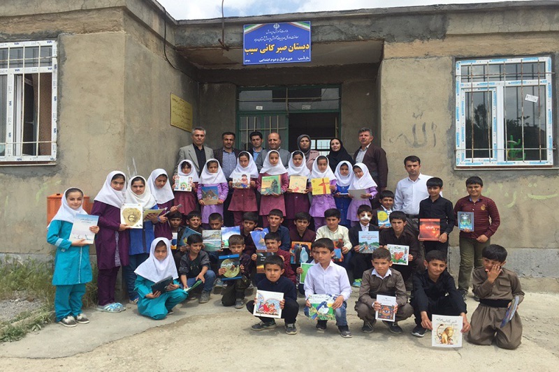 بيست و دومين كتابخانه اهدايي خيران در مهاباد راه اندازي شد بيست و دومين كتابخانه اهدايي خيران در مهاباد راه اندازي شد